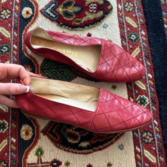 Vintage red quilted Chanel leather flats with iconic diamond stitching and squar - Picture 1 of 5